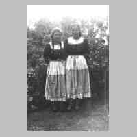 071-0017 Frieda Meiser und Elisabeth Lilienthal bei der Erntedankfeier in Paterswalde im Jahre 1933.jpg